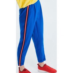 Spodnie tailoring z lampasem - Niebieski. Spodnie materiałowe damskie marki Cropp. Za 79.99 zł.