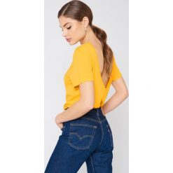 NA-KD Basic T-shirt z odkrytymi plecami - Yellow. Żółte t-shirty damskie NA-KD Basic, z bawełny, z dekoltem na plecach. W wyprzedaży za 37.07 zł.