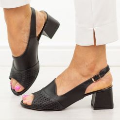 Czarne skórzane Polskie sandały damskie na obcasie Deoni D405C. Czarne sandały damskie Deoni, bez wzorów, ze skóry, bez obcasa, na obcasie, bez zapięcia. Za 439.00 zł.
