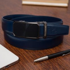 Pasek męski skórzany klamra automatyczna granatowy Beltimore A49 : Kolory - granatowy, Rozmiar pasków - r.120-135 cm. Niebieskie paski damskie bez wzorów, ze skóry, wizytowe. Za 64.90 zł.