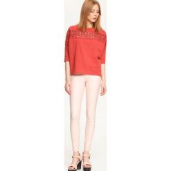 BLUZA NIEROZPINANA DAMSKA Z APLIKACJĄ. Czerwone bluzy damskie TOP SECRET, z aplikacjami, bez kaptura. W wyprzedaży za 34.99 zł.