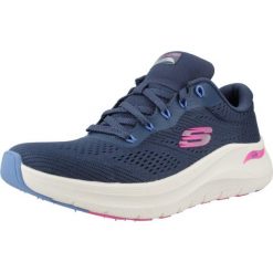 Buty do chodzenia damskie Skechers 150051LGMT. Czerwone obuwie sportowe damskie Skechers, bez wzorów, z materiału, trekkingowe. Za 413.90 zł.