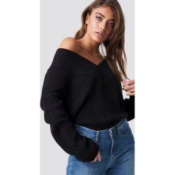 Pamela x NA-KD Sweter V-Neck Knitted - Black. Czarne swetry damskie Pamela x NA-KD, z dekoltem na plecach. Za 121.95 zł.