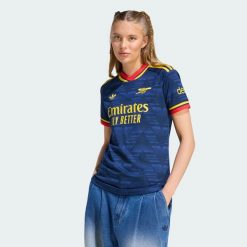 Koszulka wyjazdowa Arsenal FC 26/27. Niebieskie t-shirty damskie Adidas, l, bez wzorów, z dzianiny, eleganckie, bez kołnierzyka. Za 439.00 zł.