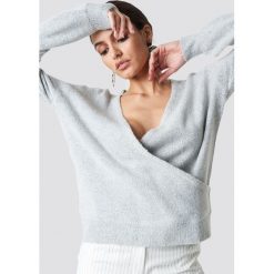 NA-KD Trend Sweter z kopertowym dekoltem - Grey. Swetry damskie marki NA-KD Trend. Za 121.95 zł.