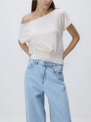 Bluzka ze ściągaczem - złamana biel. Bluzki damskie Reserved, l, bez wzorów, z dzianiny, bez kołnierzyka, bez ramiączek. Za 69.99 zł.