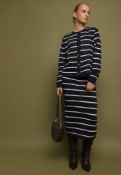 Granatowy Komplet z Wiskozą Bluzka z Guzikami i Spódnica w Paski Asirrise. Niebieskie bluzki damskie Born2be, bez wzorów, z wiskozy, klasyczne, dopasowane. Za 149.99 zł.