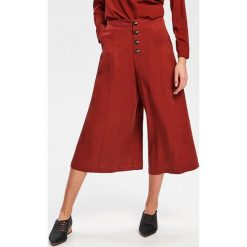 Szerokie spodnie z Tencelu™ - Bordowy. Czerwone spodnie materiałowe damskie marki Reserved. Za 139.99 zł.