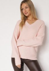 Jasnoróżowy Sweter z Domieszką Kaszmiru z Dekoltem w Serek Feralaine. Czerwone swetry damskie Born2be, bez wzorów, z jeansu, eleganckie, bez kołnierzyka, bez ramiączek, bez kaptura. Za 99.99 zł.