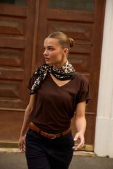 Apaszka w panterkę brązowa. Brązowe szaliki i chusty damskie MOODO, bez wzorów, z poliesteru. Za 34.99 zł.