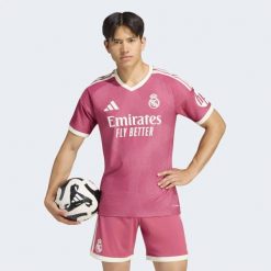Koszulka Real Madryt 26/27 z trzeciego zestawu Authentic. Czerwone koszulki sportowe męskie Adidas, l, bez wzorów, z dzianiny, bez kołnierzyka, bez ramiączek, do piłki nożnej, climacool (adidas). Za 649.00 zł.