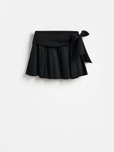 Spódnica mini z wiązaniem - czarny. Czarne spódnice damskie Reserved, l, bez wzorów, z wiskozy, mini, rozkloszowane. W wyprzedaży za 65.99 zł.