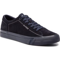 Tenisówki TOMMY HILFIGER - Corporate Suede Sneaker FM0FM02090 Midnight 403. Niebieskie półbuty na co dzień męskie Tommy Hilfiger, bez wzorów, z gumy, eleganckie, bez zapięcia. W wyprzedaży za 249.00 zł.