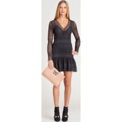 SUKIENKA KAROL GUESS. Czarne sukienki damskie Guess, na imprezę, l, z aplikacjami, z nylonu, bez kołnierzyka, bez ramiączek, mini. Za 407.40 zł.
