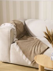 Koc z frędzlami - brązowy. Brązowe kocyki dla dzieci Sinsay. W wyprzedaży za 22.99 zł.