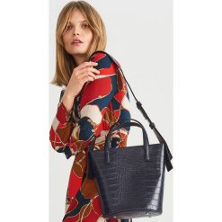 Torebka z fakturą skóry krokodyla - Granatowy. Torebki do ręki damskie marki Reserved. Za 129.99 zł.