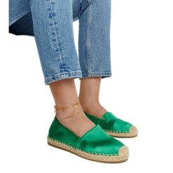 Zielone espadryle z połyskiem na platformie Caithlin. Zielone espadryle damskie na lato, bez wzorów, z tkaniny, eleganckie, z okrągłym noskiem, bez obcasa, na platformie, bez zapięcia. Za 78.15 zł.
