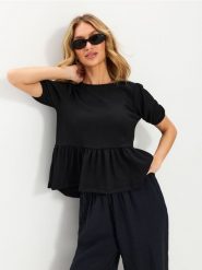 Bluzka z krótkim rękawem z ozdobnymi falbanami - czarny. Czarne bluzki damskie Sinsay, l, bez wzorów, bez kołnierzyka, bez ramiączek. Za 25.99 zł.