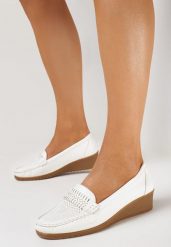 Białe Półbuty z Ekoskóry na Koturnie z Ażurową Wstawką i Wycięciami Lenira. Białe półbuty damskie Born2be, na wiosnę, w ażurowe wzory, bez obcasa, na koturnie, bez zapięcia. Za 49.99 zł.