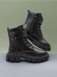 Botki workery - czarny. Czarne botki damskie Sinsay, bez obcasa, bez zapięcia. Za 99.99 zł.