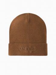 Czapka dzianinowa męska beanie z haftowanym napisem – brązowa V4. Brązowe czapki i kapelusze męskie Ombre Clothing, bez wzorów, z dzianiny, eleganckie. Za 129.99 zł.