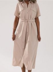 Koszulowa sukienka midi z paskiem - kremowy. Białe sukienki damskie Sinsay, l, bez wzorów, bez kołnierzyka, bez ramiączek, midi, koszulowe. W wyprzedaży za 29.99 zł.