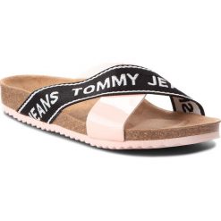 Klapki TOMMY JEANS - Flat Cor EN0EN00322 Rose Cloud 646. Klapki damskie marki Tommy Jeans. W wyprzedaży za 189.00 zł.