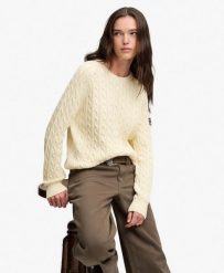 Superdry Sweter Slouchy Cable Knit z bawełny organicznej – luźny krój. Białe swetry przez głowę męskie Superdry., uniwersalny, bez wzorów, z bawełny, bez kołnierzyka. Za 303.90 zł.