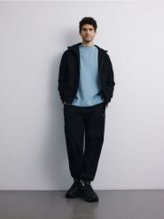 Rozpinana bluza z kapturem - czarny. Czarne bluzy męskie Reserved, l, bez wzorów, z dzianiny, z kapturem. Za 139.99 zł.