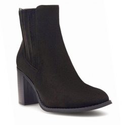 Botki Jenny Fairy. Czarne botki damskie Jenny Fairy, bez obcasa, na słupku, bez zapięcia. Za 104.99 zł.