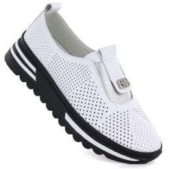 Skórzane półbuty damskie ażurowe na platformie białe S.Barski 7092. Białe półbuty damskie S.BARSKI, w ażurowe wzory, ze skóry, sportowe, bez obcasa, na koturnie, bez zapięcia. Za 279.99 zł.