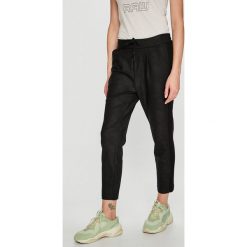 Vero Moda - Spodnie. Spodnie materiałowe damskie marki Vero Moda. W wyprzedaży za 99.90 zł.
