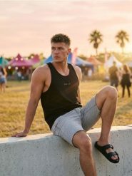 Bawełniany tank top sportowy z napisem - czarny. Czarne t-shirty męskie Sinsay, l, bez wzorów, z bawełny, sportowe, bez kołnierzyka. Za 19.99 zł.