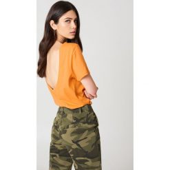NA-KD Basic T-shirt z odkrytymi plecami - Orange. Pomarańczowe t-shirty damskie NA-KD Basic, z bawełny, z dekoltem na plecach. W wyprzedaży za 21.18 zł.