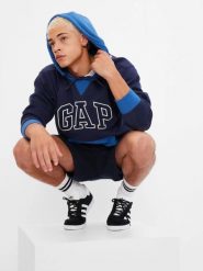 BLUZA MĘSKA DRESOWA Z KAPTUREM GAP VINTAGE SOFT LOGO KOLOR NIEBIESKI. Niebieskie bluzy męskie GAP, l, bez wzorów, z bawełny, z kapturem, do biegania. Za 151.50 zł.