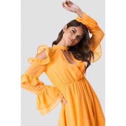 Andrea Hedenstedt x NA-KD Zwiewna sukienka maxi z wycięciami - Orange. Sukienki damskie marki Andrea Hedenstedt x NA-KD. W wyprzedaży za 97.18 zł.