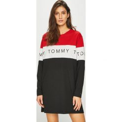 Tommy Jeans - Sukienka. Brązowe sukienki damskie Tommy Jeans, z nadrukiem, z bawełny, casualowe, z okrągłym kołnierzem. Za 359.90 zł.