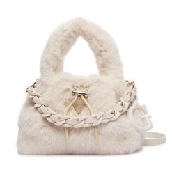 Torebka Guess. Białe torebki do ręki damskie Guess, z aplikacjami, klasyczne, bez dodatków. Za 264.99 zł.