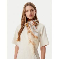 Szal Guess. Szaliki i chusty damskie Guess, z aplikacjami. Za 269.99 zł.