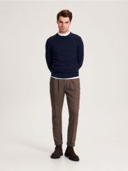 Sweter z wiskozą - granatowy. Niebieskie swetry przez głowę męskie Reserved, l, bez wzorów, z dzianiny, bez kołnierzyka. W wyprzedaży za 59.99 zł.