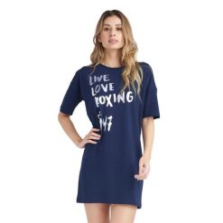Błyszcząca damska koszulka maxi z krótkim rękawem. Niebieskie obuwie sportowe damskie LEONE 1947 APPAREL, bez wzorów, z tkaniny, na fitness i siłownię. W wyprzedaży za 83.85 zł.