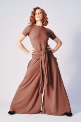 Spodnie Ginger Czekoladowe. Brązowe spodnie materiałowe damskie Hultaj Polski, l, bez wzorów, z lycry. Za 349.00 zł.