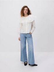 Koszula z ozdobnym kołnierzem - złamana biel. Koszule damskie Reserved, l, bez wzorów, z bawełny, bez kołnierzyka, bez ramiączek. Za 139.99 zł.