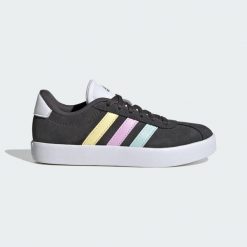 Buty VL Court 3.0. Czerwone obuwie sportowe damskie Adidas, bez wzorów, z zamszu, trekkingowe. Za 229.99 zł.