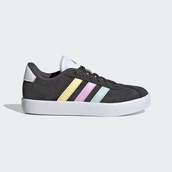 Buty VL Court 3.0. Czerwone obuwie sportowe damskie Adidas, bez wzorów, z zamszu, trekkingowe. Za 229.99 zł.