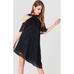 NA-KD Boho Koronkowa sukienka z odkrytymi ramionami - Black. Sukienki damskie marki NA-KD Boho. Za 202.95 zł.