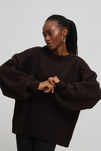 Sweter oversize z bufiastym rękawem INTENSE BROWN - RIVERO. Brązowe swetry damskie Marsala, na lato, bez wzorów, z wełny, klasyczne, bez kołnierzyka, bez ramiączek, bez kaptura. Za 249.90 zł.