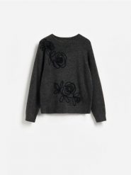 Sweter z ozdobną aplikacją - szary. Szare swetry damskie Reserved, l, z aplikacjami, z dzianiny, bez kołnierzyka, bez ramiączek, bez kaptura. Za 139.99 zł.