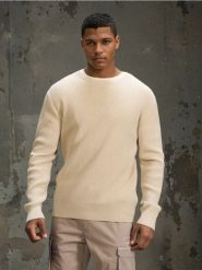Bawełniany sweter o grubym splocie - kremowy. Białe swetry przez głowę męskie Sinsay, l, bez wzorów, z bawełny, bez kołnierzyka. Za 49.99 zł.
