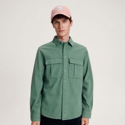 Denimowa koszula regular fit - zielony. Zielone koszule męskie Reserved, l, bez wzorów, z denimu, bez kołnierzyka, bez ramiączek. W wyprzedaży za 79.99 zł.